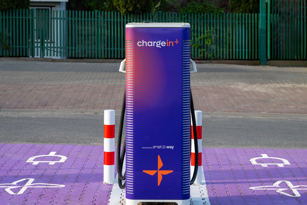 Read more about the article Szybkie ładowanie DC – klucz do rozwoju elektromobilności