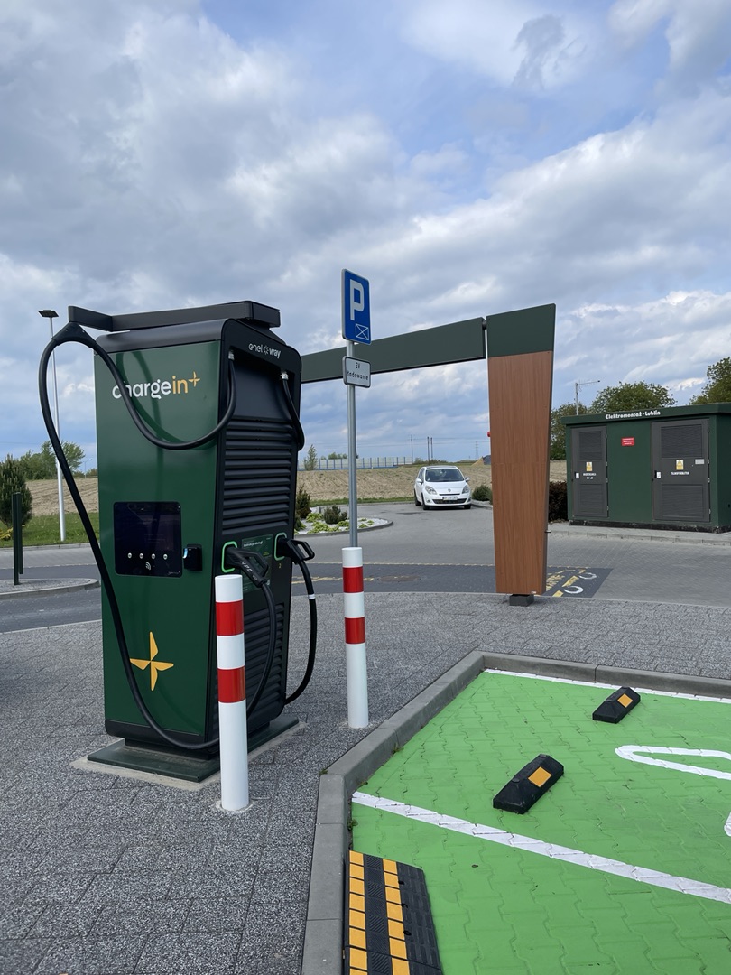 Nowa stacja ładowania ChargeIn w Jarosławiu – wygodne ładowanie aut elektrycznych w codziennej trasie.
