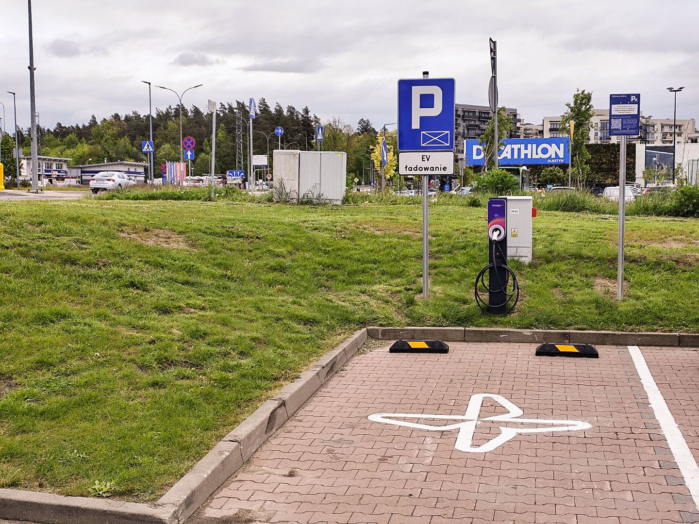 Punkt ładowania ChargeIn w Olsztynie – nowoczesna infrastruktura wspierająca elektromobilność w Polsce.