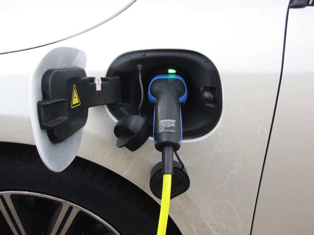 Ładowanie samochodu elektrycznego z użyciem aplikacji ChargeIn Go na smartfonie.