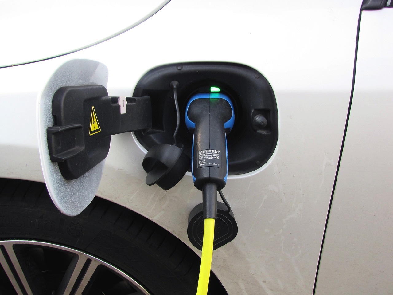 Ładowanie samochodu elektrycznego z użyciem aplikacji ChargeIn Go na smartfonie.