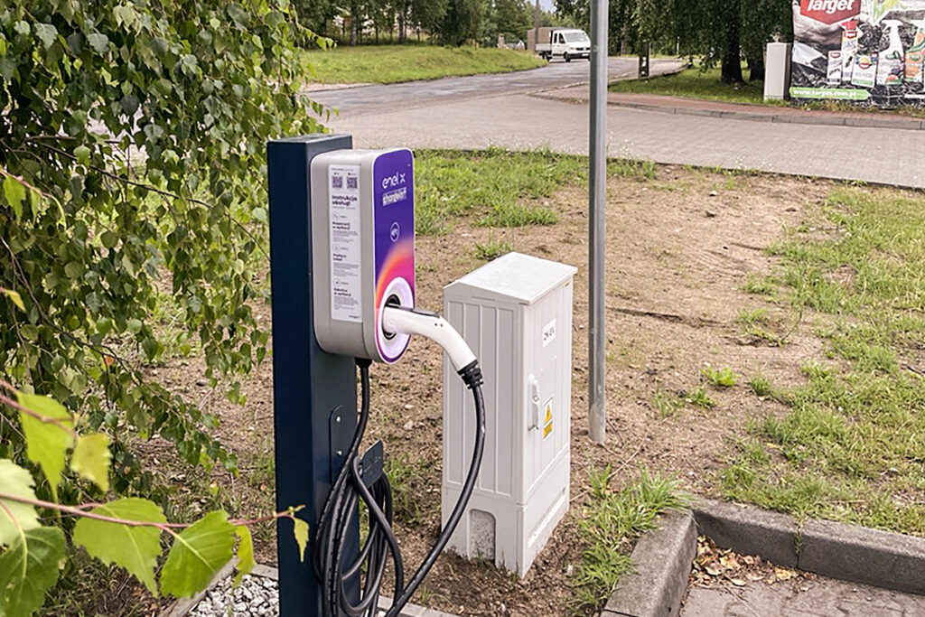 Stacja ładowania ChargeIn przy sklepie Bricomarché w Choszcznie – wygodne i ogólnodostępne miejsce do ładowania aut elektrycznych 24/7
