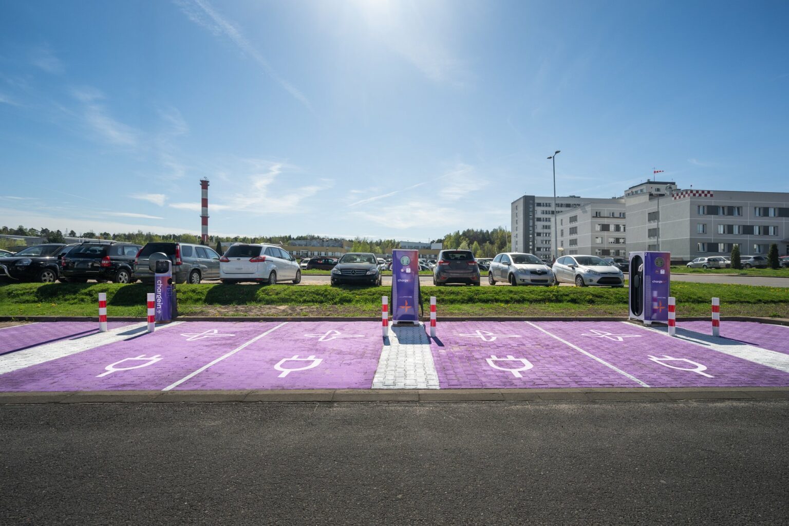 ChargeIn wspiera firmy w rozwoju elektromobilności. Szeroka oferta stacji ładowania EV.