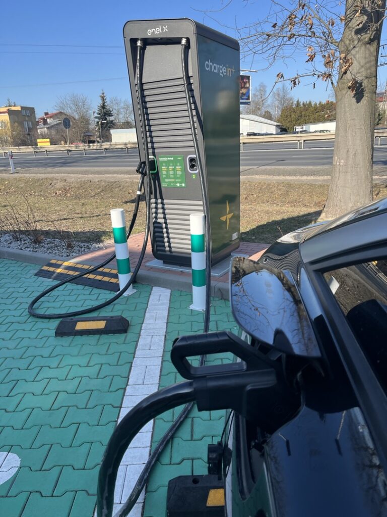 Jak naładować auto elektryczne z ChargeIn? Sprawdź prostą instrukcję, poznaj zasady i ciesz się bezemisyjną podróżą!