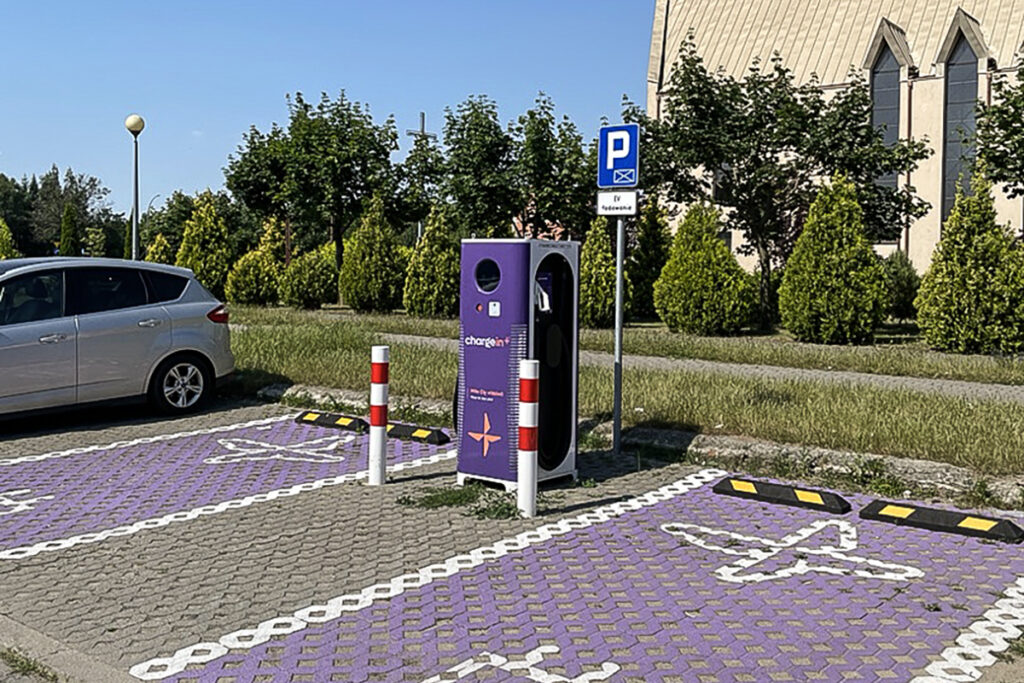 Stacja ładowania samochodów elektrycznych ChargeIn DC 40 kW w Koninie przy ul. Poznańskiej 176, obok sklepu Intermarché