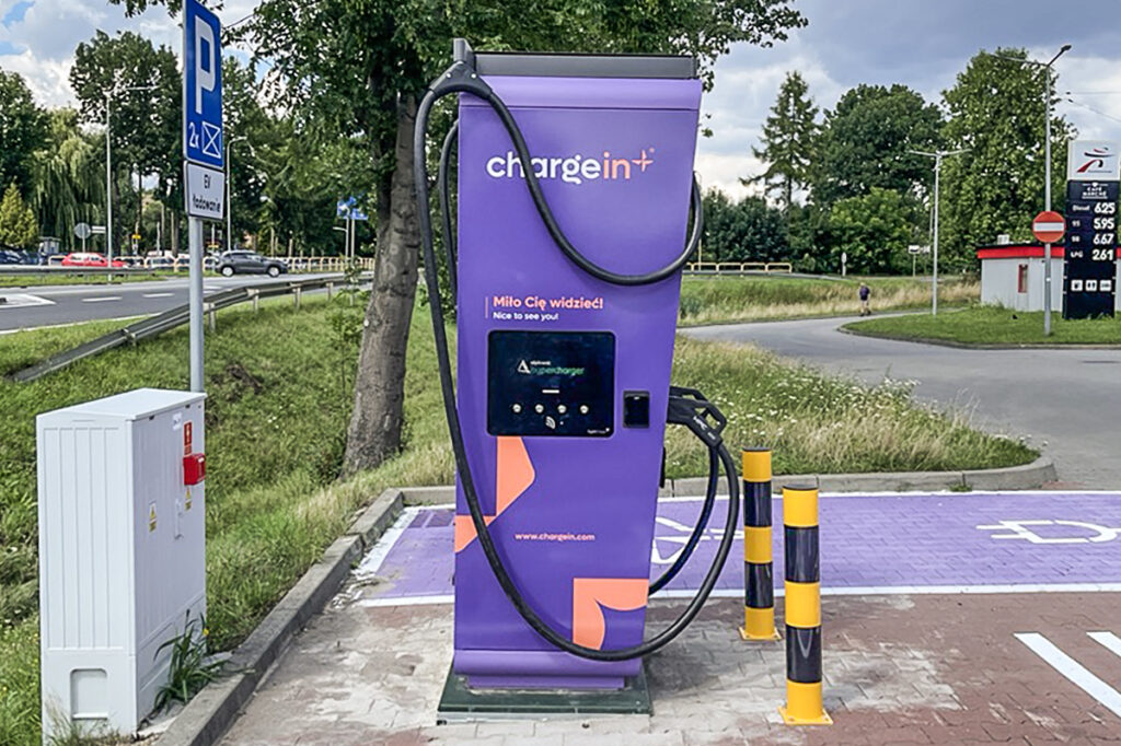 Nowoczesna stacja ładowania EV DC 140 kW ChargeIn z dwoma złączami, zlokalizowana na parkingu Intermarché w Miechowie – idealna dla kierowców aut elektrycznych