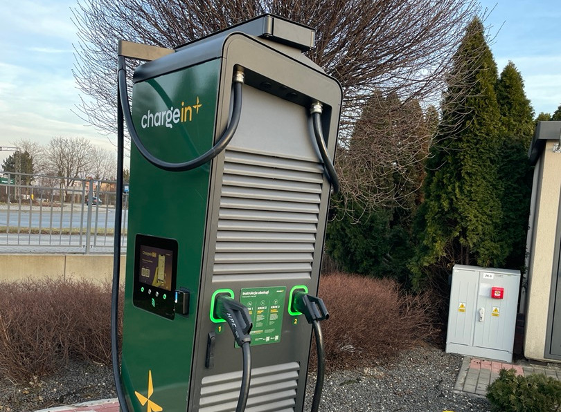 Stacja ładowania samochodów elektrycznych ChargeIn DC w Oławie – nowoczesna ładowarka o mocy 140 kW, dostępna 24/7 przy ul. Kutrowskiego 76.