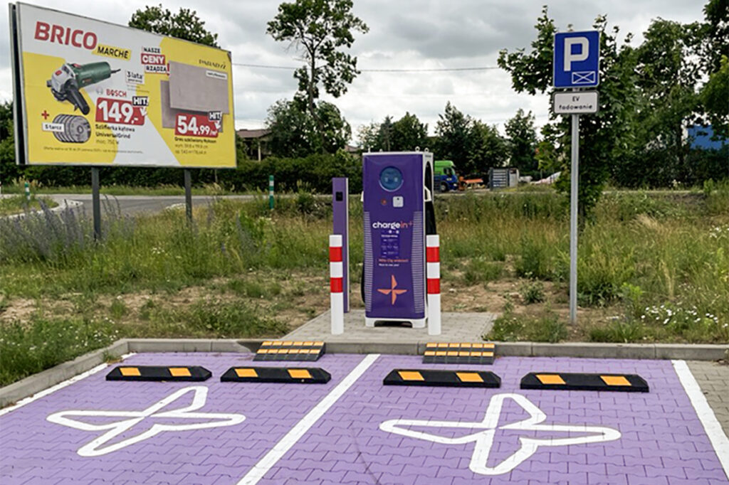 Stacja ładowania samochodów elektrycznych ChargeIn DC 60 kW w Sierpcu przy ul. Kościuszki 4D, obok sklepu Bricomarché