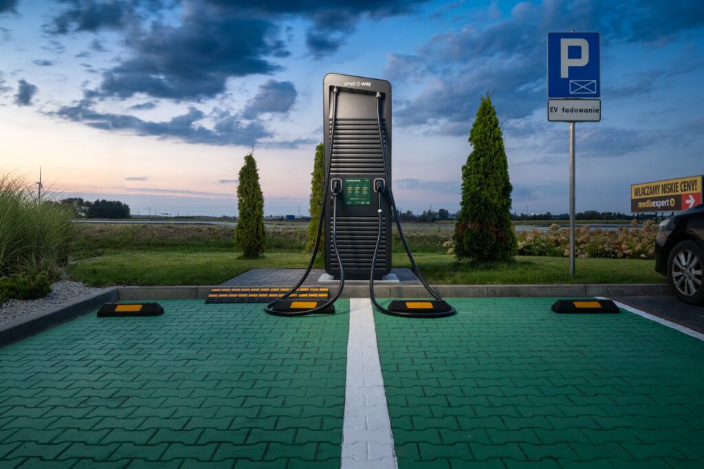 Stacja ładowania samochodów elektrycznych ChargeIn o mocy 120 kW przy ul. Aliantów 33G w Żninie – szybkie i wygodne ładowanie EV podczas podróży przez Kujawy.