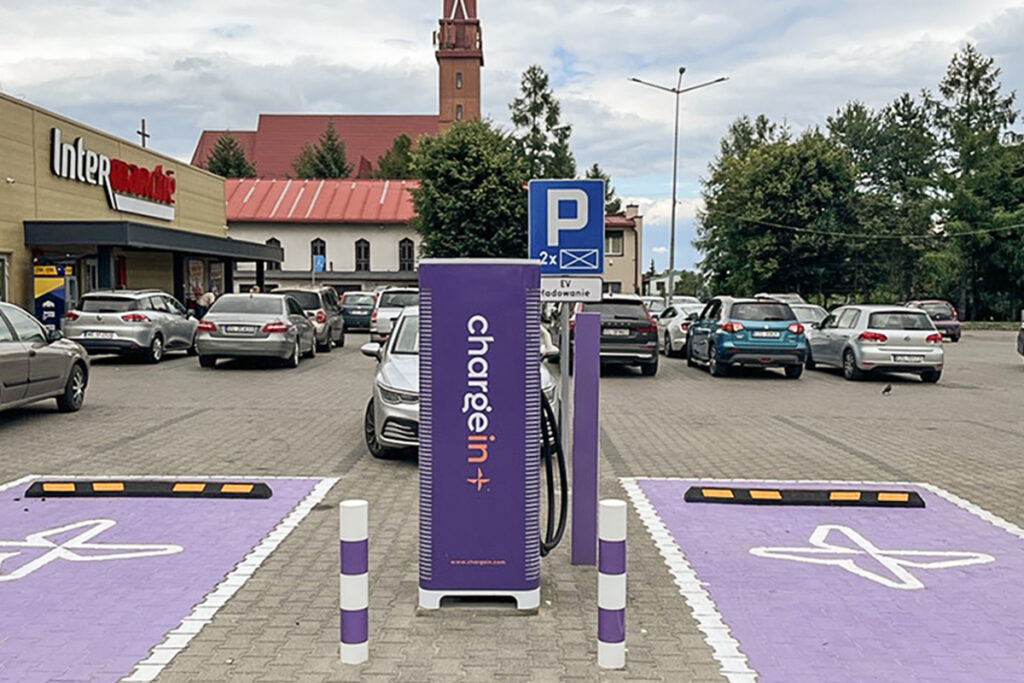 Nowa stacja ładowania ChargeIn DC 60 kW w Aleksandrowie Łódzkim przy ul. Senatorskiej 4, obok sklepu Intermarché. Dostępność 24/7, szybkie i wygodne ładowanie samochodów elektrycznych w województwie łódzkim.