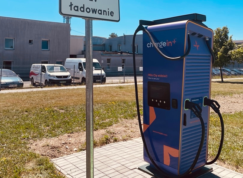 Stacja ładowania samochodów elektrycznych ChargeIn DC 140 kW w Głuchołazach, przy ul. Grunwaldzkiej 2 – widok na ładowarki i otoczenie.