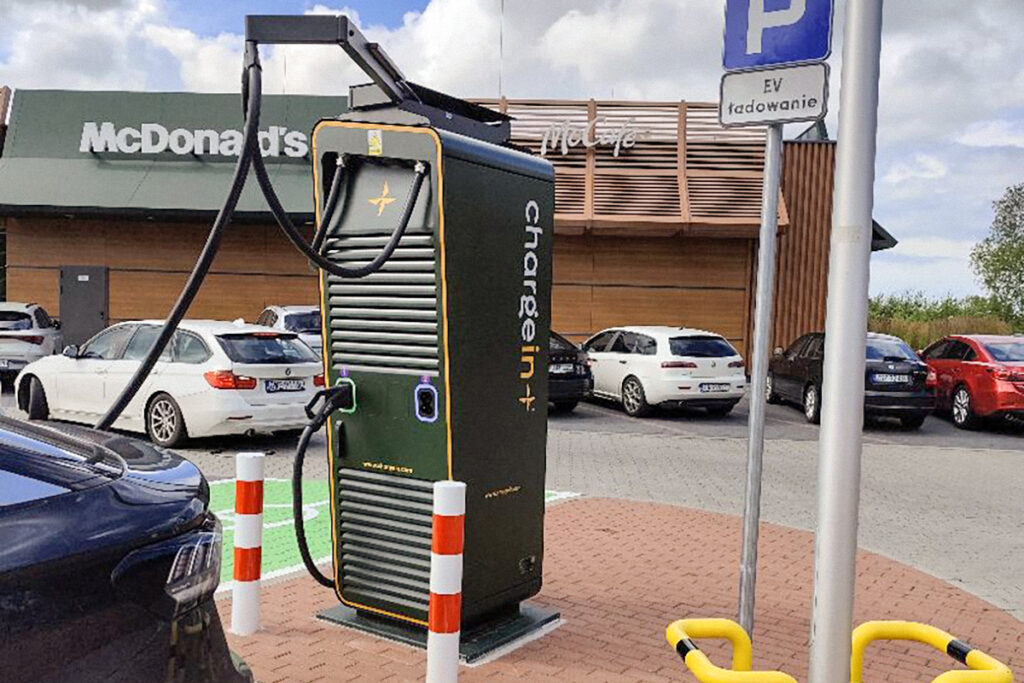 Stacja ładowania samochodów elektrycznych ChargeIn DC 140 kW w Kołobrzegu przy ul. Bolesława Krzywoustego 115 – nowoczesny punkt ładowania dostępny całą dobę