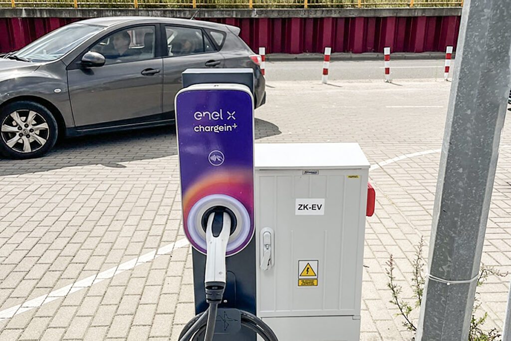 Stacja ładowania ChargeIn AC przy Bricomarche w Wejherowie – ul. Wojska Polskiego 71. Nowa lokalizacja na mapie elektromobilności w Polsce.