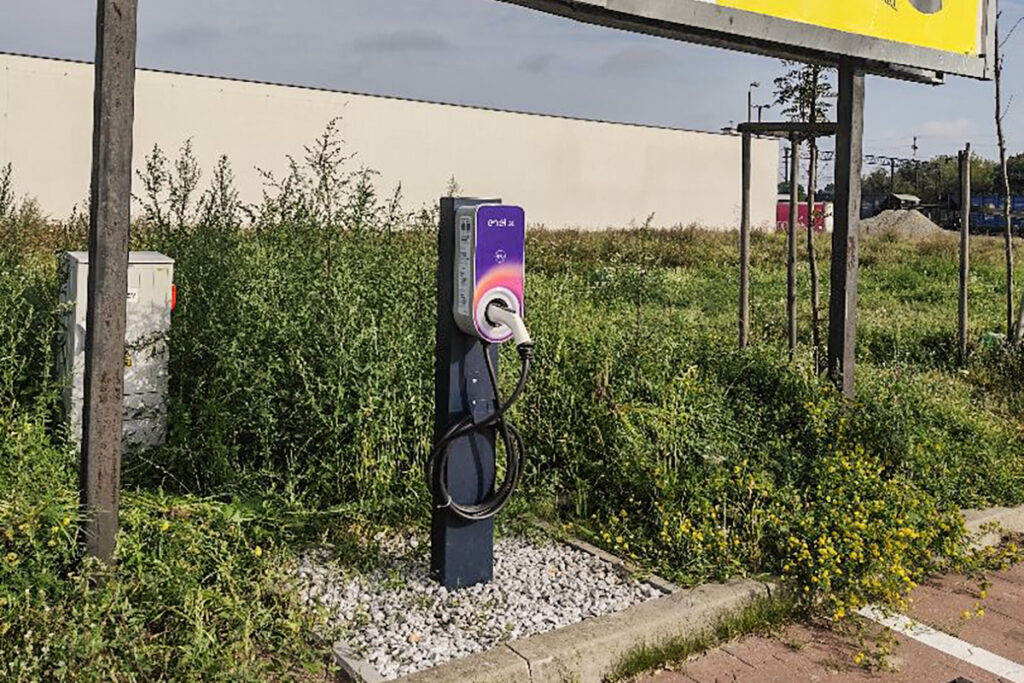 Nowa stacja ładowania samochodów elektrycznych ChargeIn przy Bricomarche, ul. Juliusza Słowackiego 30, Aleksandrów Kujawski