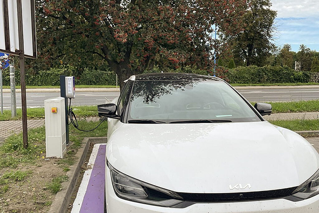 Stacja ładowania samochodów elektrycznych ChargeIn przy Intermarché w Legnicy, ul. Wrocławska 155 – ładowanie AC, dostępne całą dobę.