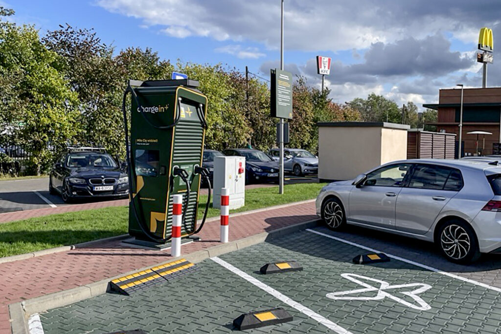 Stacja ładowania samochodów elektrycznych ChargeIn DC 120 kW przy ul. Okulickiego 5 w Piasecznie, dostępna 24/7.