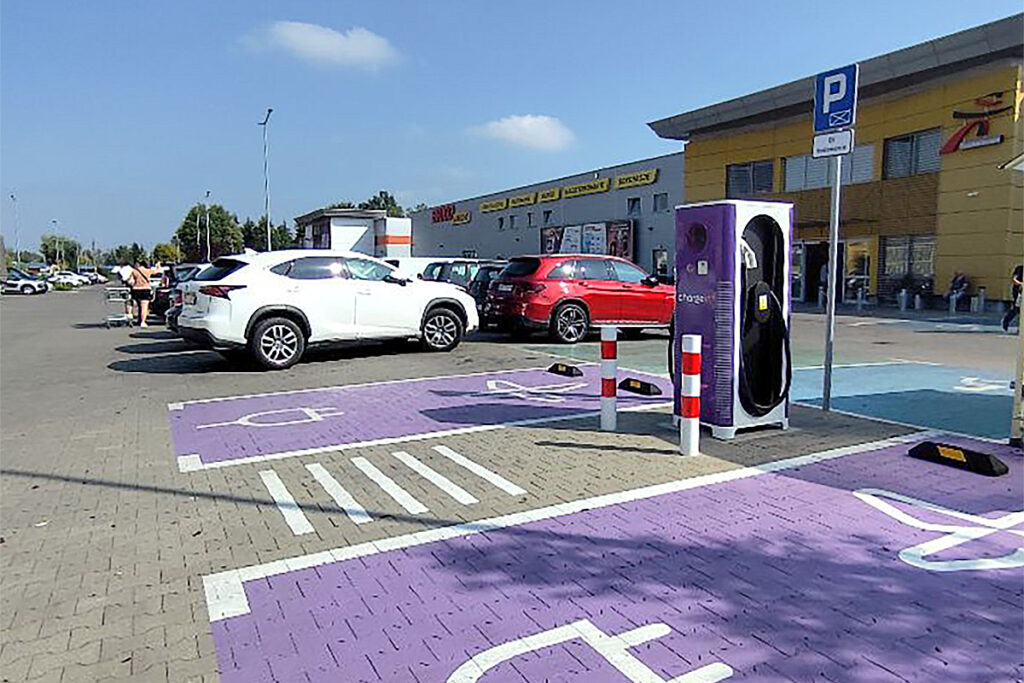 Stacja ładowania samochodów elektrycznych DC 50 kW ChargeIn w Skierniewicach przy ul. Mszczonowskiej 58B, obok sklepu Bricomarche