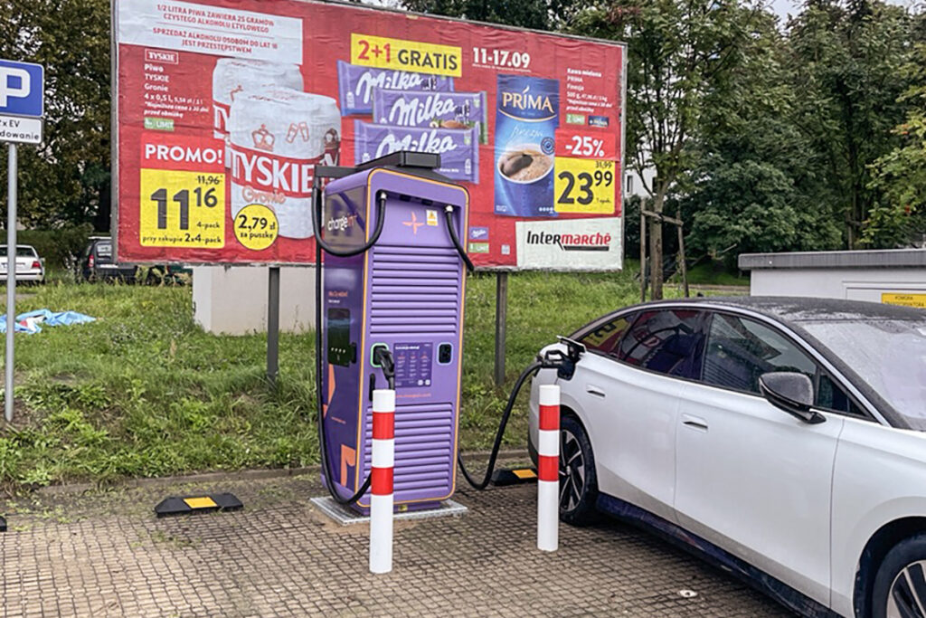 Stacja ładowania samochodów elektrycznych ChargeIn DC 100 kW w Szczecinie, ul. Fryderyka Chopina 27, przy sklepie Intermarché – szybkie ładowanie dostępne całą dobę.