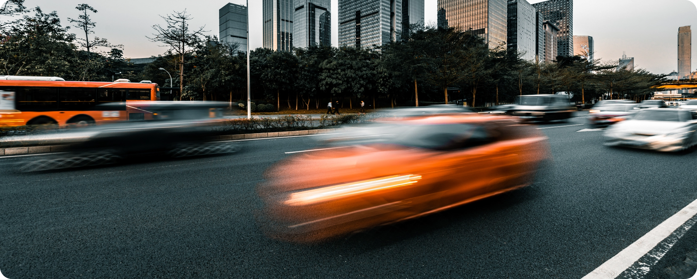 Samochód w ruchu przejście stacje ładowania