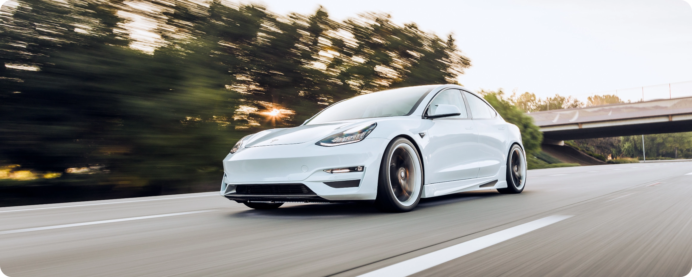 Odnawialne źródło energii przejście stacje ładowania