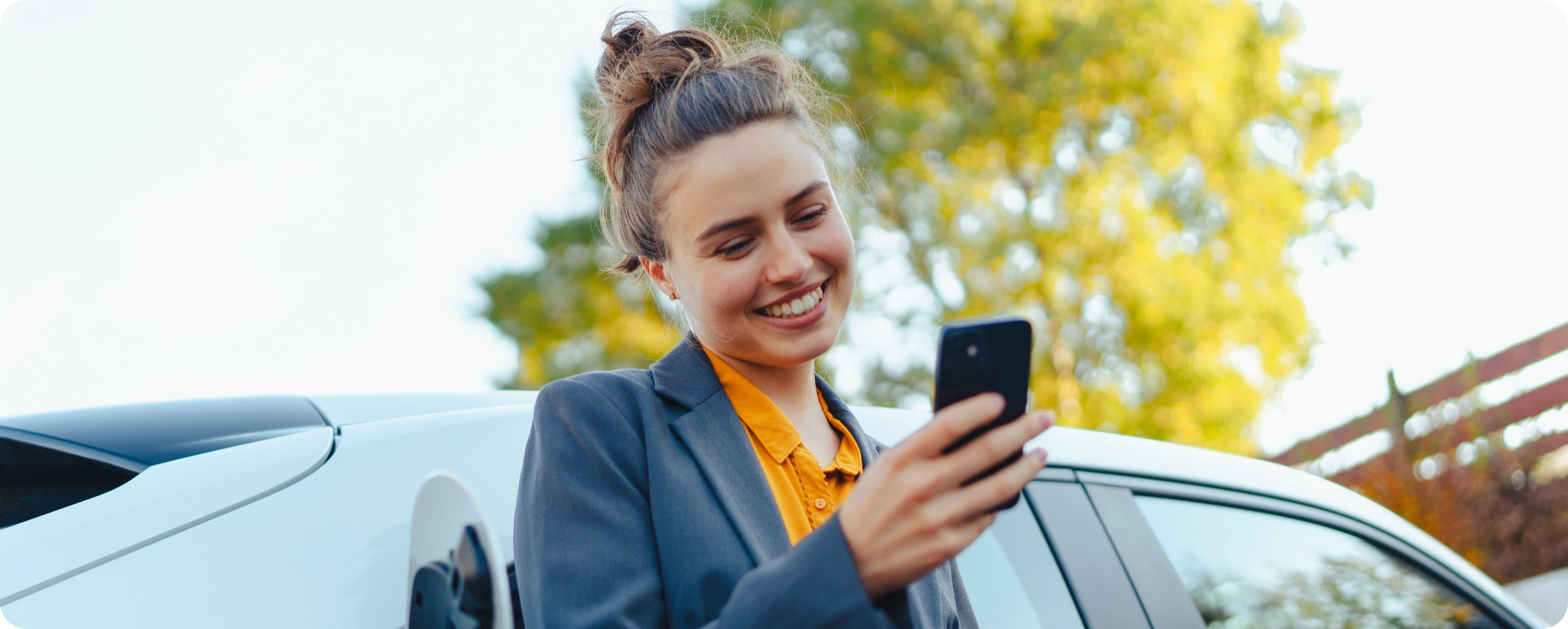 Kobieta ładująca samochód przejście stacje ładowania