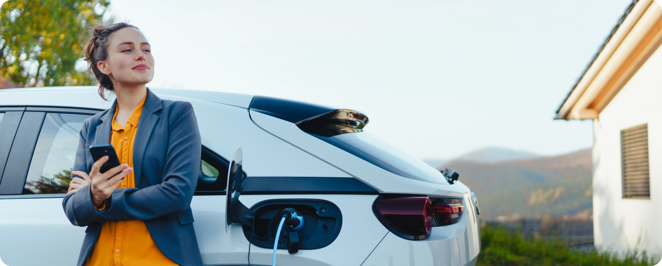 Kobieta ładująca samochód stacje ładowania
