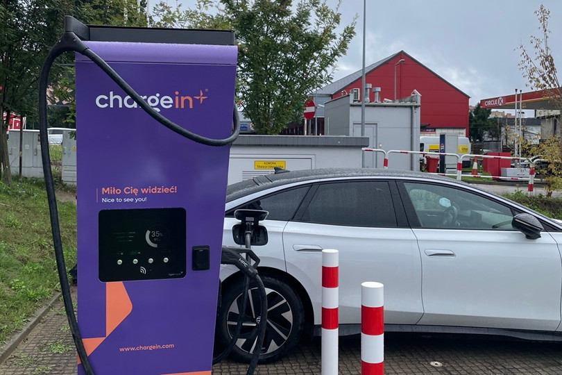 Ładuj się na stacjach ChargeIn. Autoryzuj ładowanie, podłącz kabel i ciesz się dobrą energią. Dodaj NIP w aplikacji ChargeIn Go.