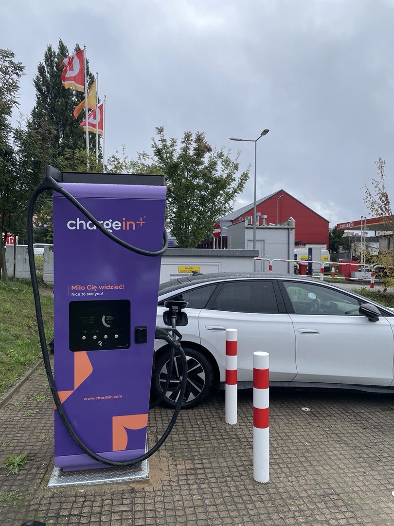 Ładuj się na stacjach ChargeIn. Autoryzuj ładowanie, podłącz kabel i ciesz się dobrą energią. Dodaj NIP w aplikacji ChargeIn Go.