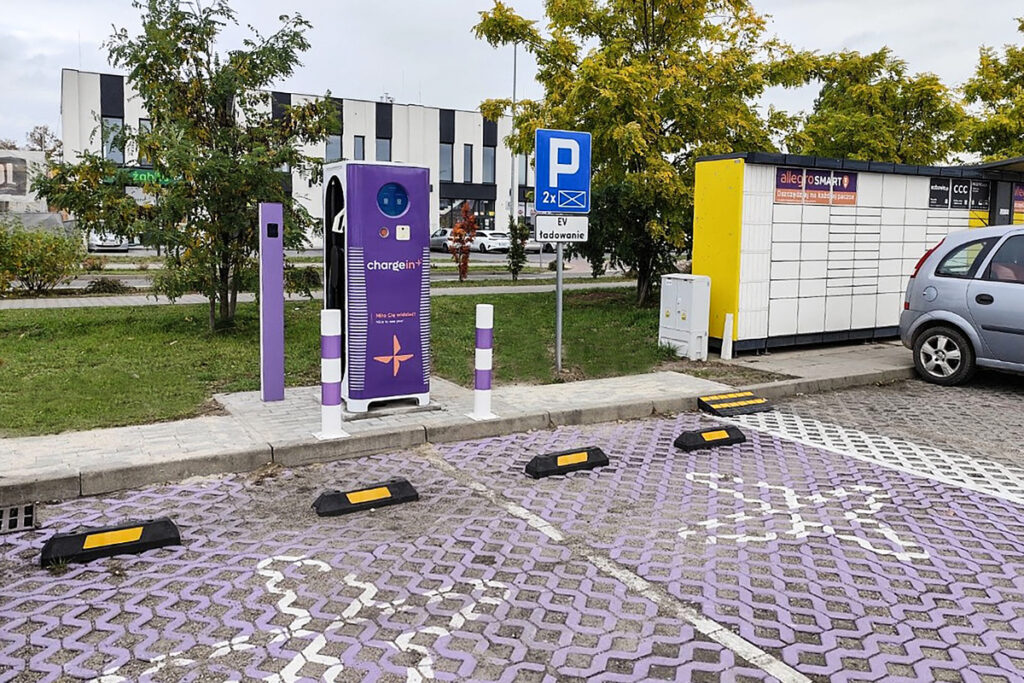 Stacja ładowania samochodów elektrycznych ChargeIn Bricomarche w Rawie Mazowieckiej – DC 50 kW przy ul. Targowej 4/6