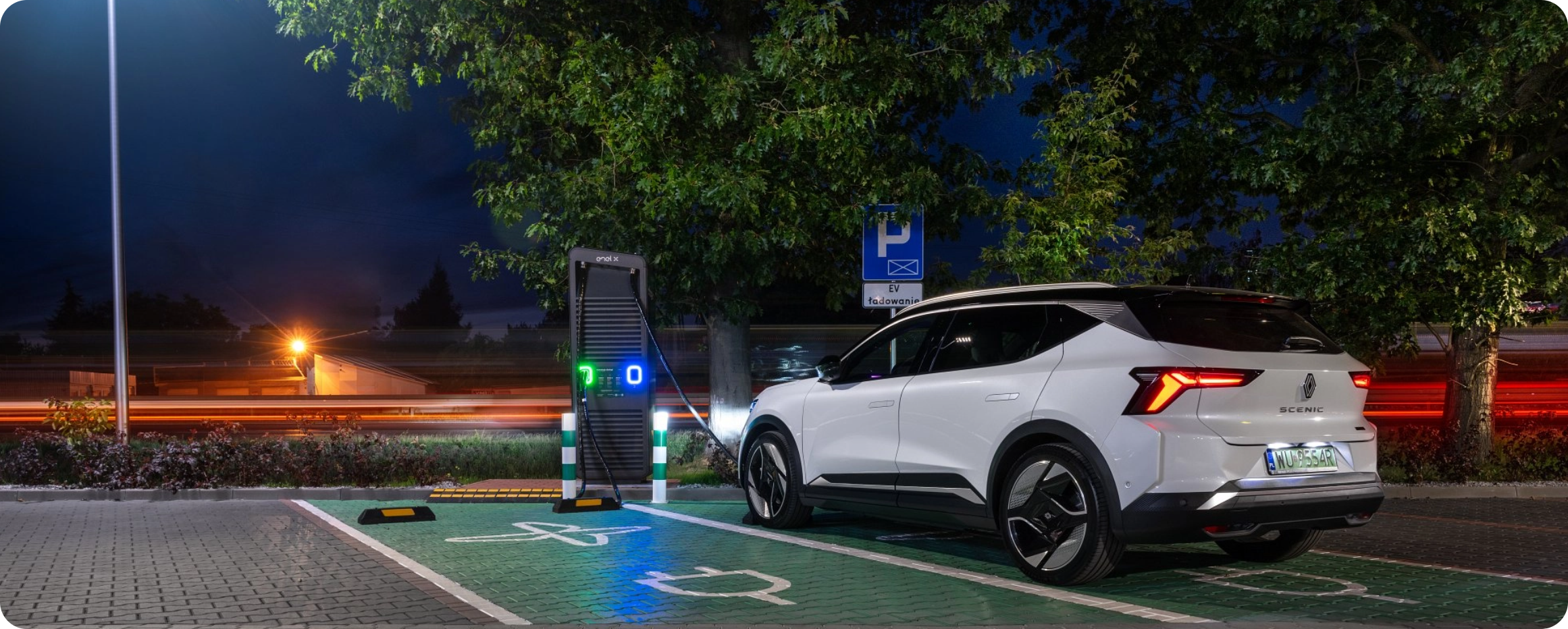 Samochód ładujący się z użyciem Alpitronic stacje ładowania