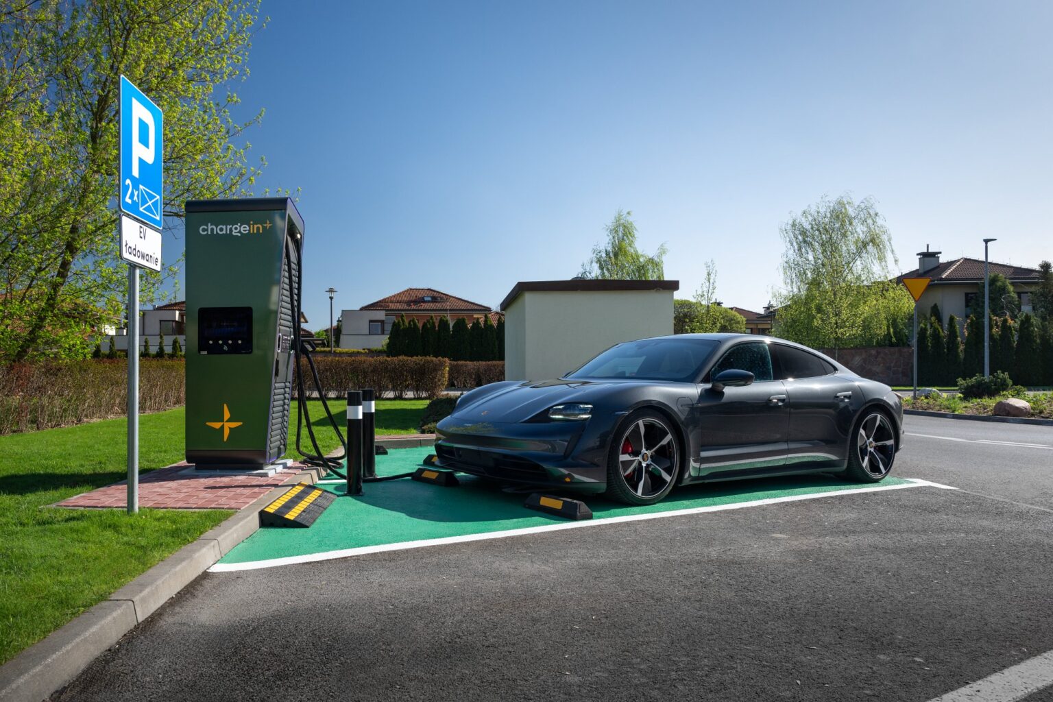 Korzystaj ze stacji ładowania ChargeIn. Wygodne i komfortowe ładowanie EV.